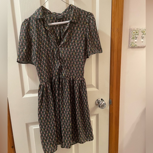 Topshop Pipe Tile Leaf Pattern Tea Dress in Green multi - Picture 1 of 7